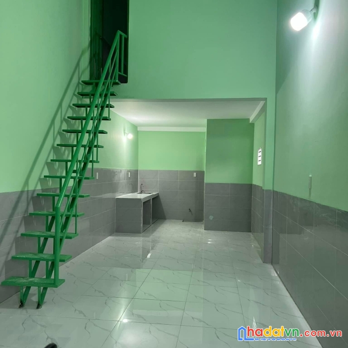 Phòng mới xây 100% phòng bếp và khách thông nhau, phòng lầu trên có hệ thông kín để gắn máy lạnh