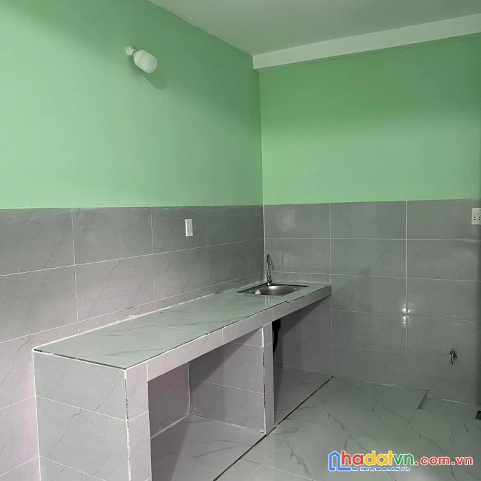 Phòng mới xây 100% phòng bếp và khách thông nhau, phòng lầu trên có hệ thông kín để gắn máy lạnh