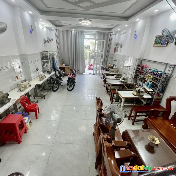 Bán nhà tân phú, ngay đầm sen, 4 tầng, 80m2, ngang bề thế 5m, xe hơi tận nhà