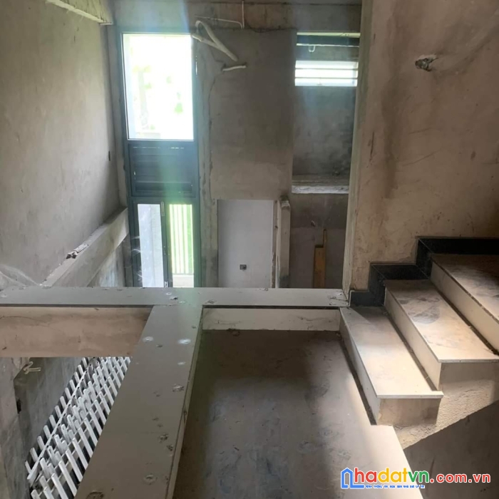 Nhà thô  quốc lộ 13 hiệp bình phước 68m chỉ 5.8 tỷ - ô tô quay đầu thoải mai
