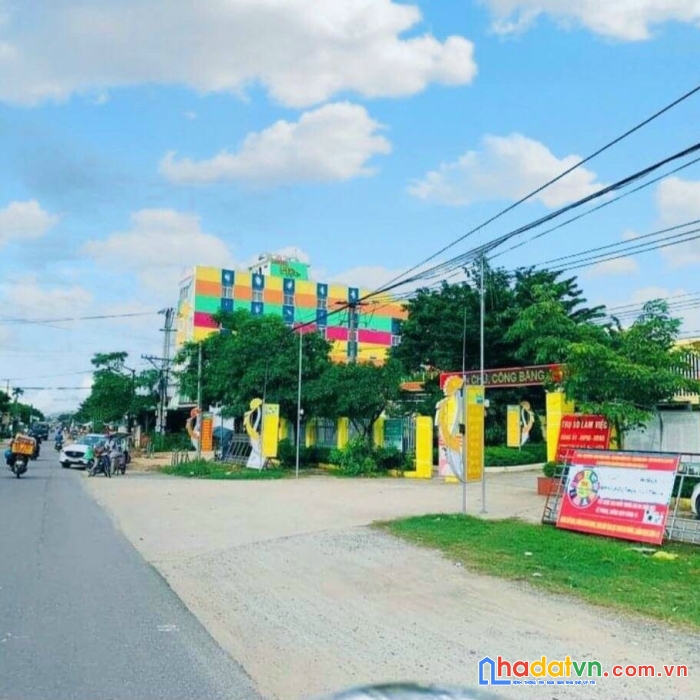 Lô đất hoà tiến - giá 5.6tr/ m2, cách dt605 chỉ 1km, chợ lệ trạch 2km