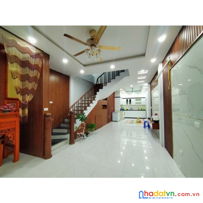 Bán nhà đê la thành nhỏ 37m2 x 5 tầng, 2 thoáng, ngõ thông, nhỉnh 5 tỷ, lh 0966037496