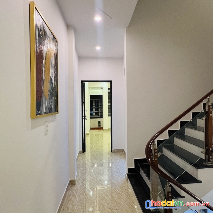8.nhà đẹp miếu hai xã full nội thất có sân để xe giá rẻ