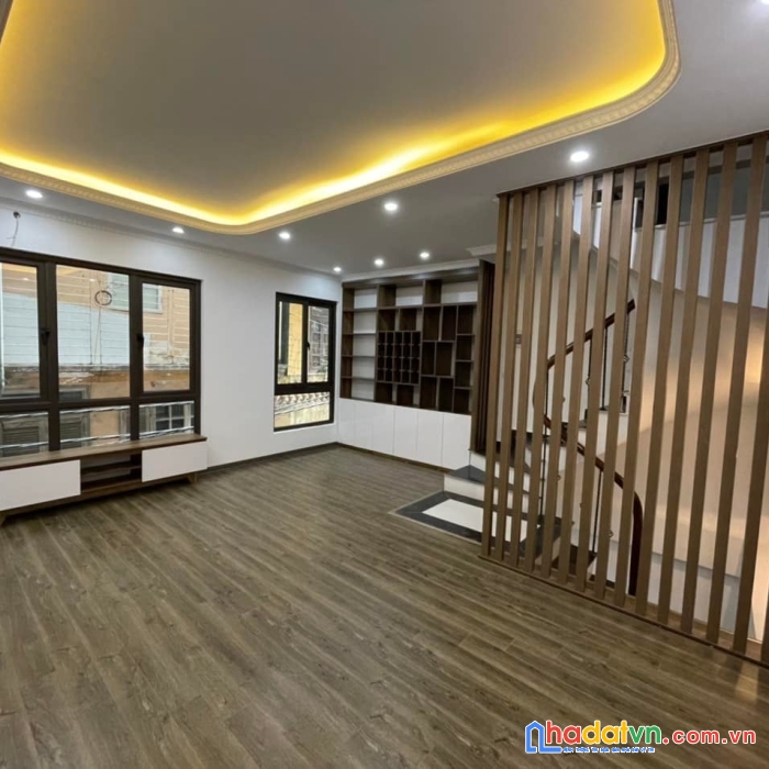 Cần bán nhà phố chùa láng kd ôtô đỗ cửa dt 50m2 6tầng mt 5,5m chỉ 5,5 tỷ lh 0975124520