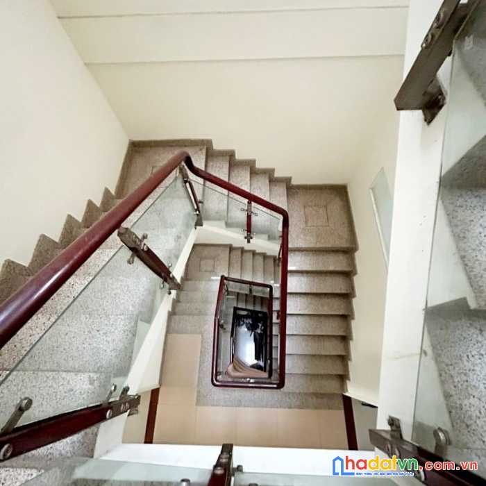 Bán nhà mặt tiền bạch đằng ngay sân bay tân sơn nhất, dt: 4x23m, 3 t- 4pn, giá 21.5 tỷ.