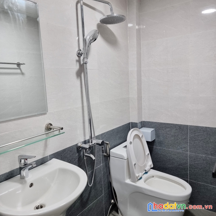 Chính chủ nhà 7 tầng cần cho thuê căn hộ tầng 4 có thang máy mới xây, view hồ