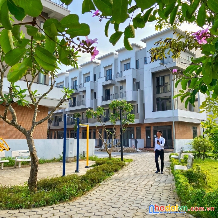 Căn nhà mặt phố rộng 5m - 4 tầng - diện tích sử dụng lớn 210m2 nằm trong dự án centa diamnond khu