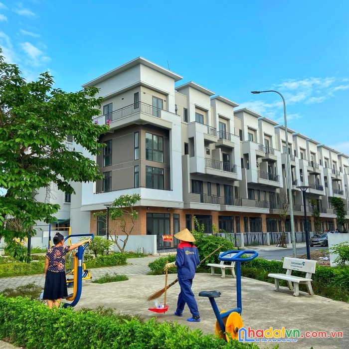 Căn nhà mặt phố rộng 5m - 4 tầng - diện tích sử dụng lớn 210m2 nằm trong dự án centa diamnond khu