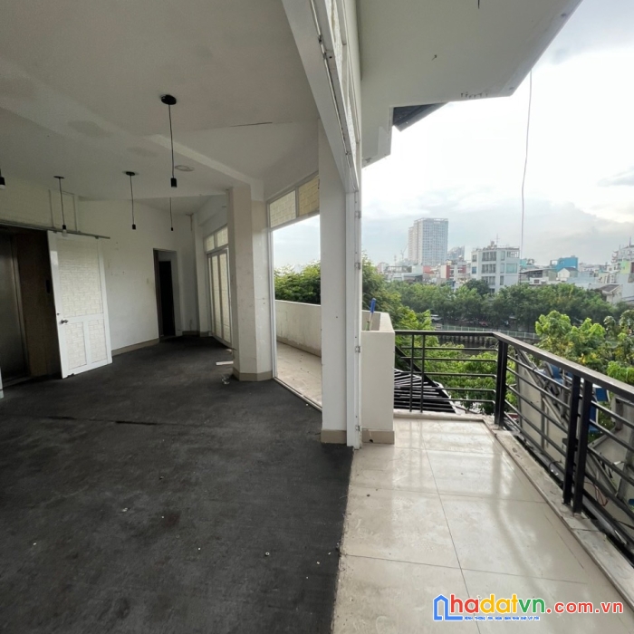 Cho thuê nhà góc 2 mặt tiền ngang 13m2, trường sa p14 q.3