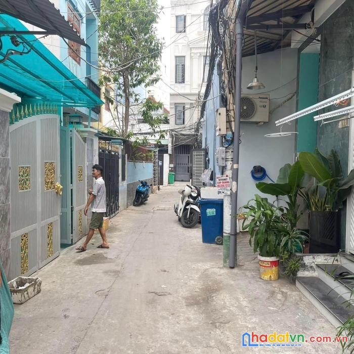 Nhà đẹp 2 mt hẻm trước và sau oto vào nhàhẻm sạch , thông tứ tung, diện tích quá đẹp,lâm văn bền