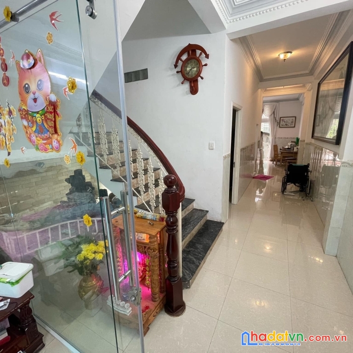 Nhà đẹp 2 mt hẻm trước và sau oto vào nhàhẻm sạch , thông tứ tung, diện tích quá đẹp,lâm văn bền