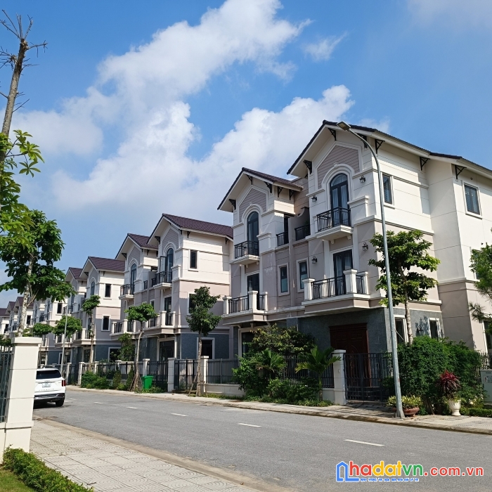 Biệt thự  vườn chỉ cách long biên 6 km ngay giáp chợ ninh hiệp giá  bằng 1/3 gia lâm