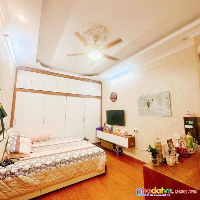 Gia đình cần bán nhà 5 tầng đầu ô chợ dừa dt:35m2 mt:4.5m 3 phòng ngủ chủ bán để lại toàn bộ fun