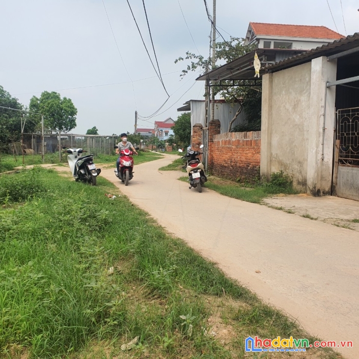 Đường bìa làng 8m giá chỉ nhỉnh tỷ về tay 60m tại yên ninh-hiền ninh