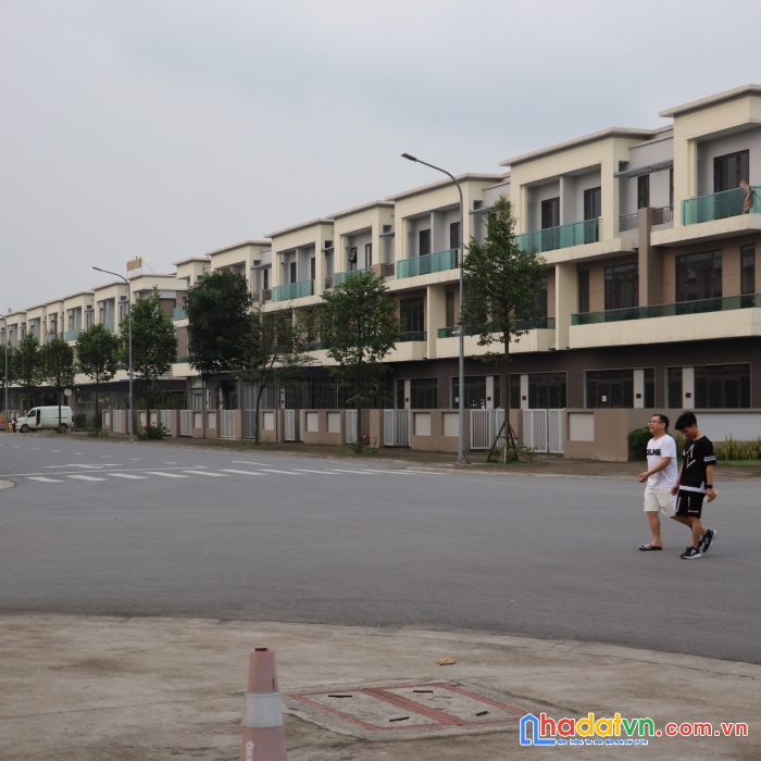 Chủ nhà cần tiền bán gấp nhà song phố 120m2 áp góc giá rất tốt centa city 0983517495