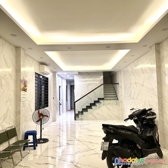 Cho thuê 3 tầng mặt phố lạc long quân, tây hồ