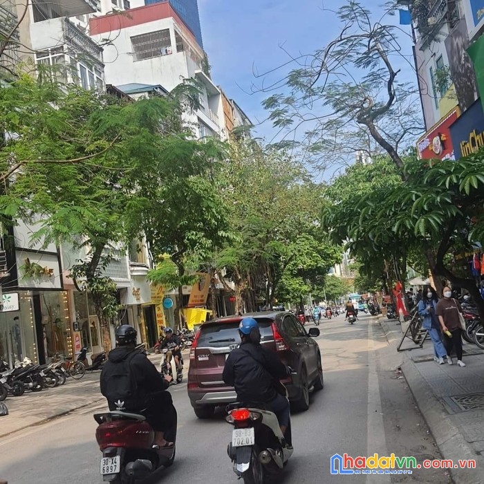 Bán nhà mặt phố chùa láng, đống đa, lô góc 2 mặt tiền, kinh doanh đỉnh, ô t ô đỗ,  50m, 25 tỷ