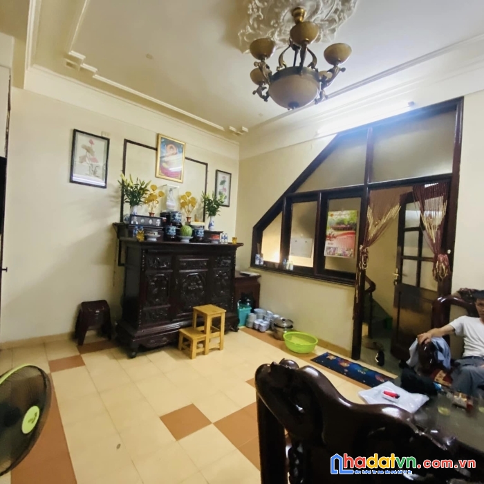 Bán nhà mặt phố chùa láng, đống đa, lô góc 2 mặt tiền, kinh doanh đỉnh, ô t ô đỗ,  50m, 25 tỷ