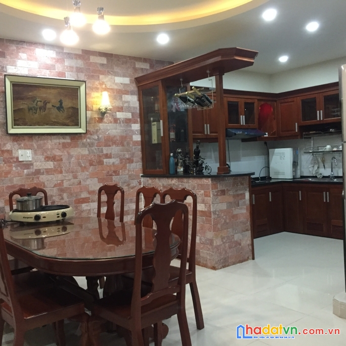 Cần bán nhà biệt thự phố 1 trệt 1 lầu mái ngói, dtsd: hơn 250m2,nhà 2 mặt tiền hẻm ôtô