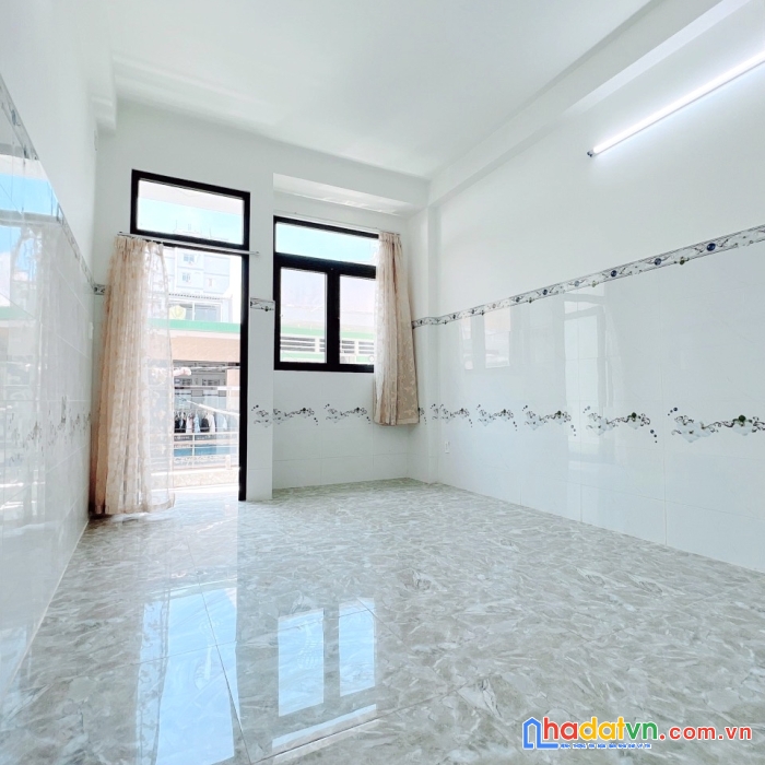 Nhà mới 4 tầng ngay chợ hồ thị kỷ đường trần bình trọng p1q10 18tr