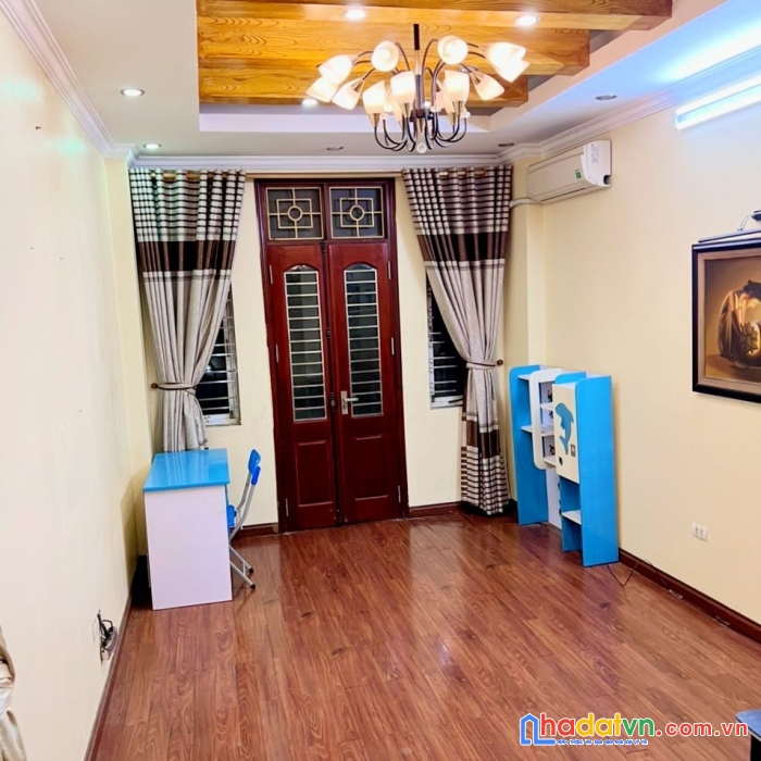 Bán nhà phố kim giang dt:35m2 5 tầng mt:3.5m 3 phòng ngủ ngõ ba gác chỉ 30m ra ô tô giá: 3.15 tỷ .