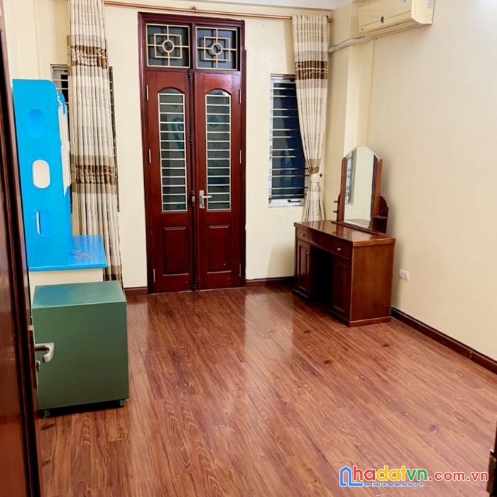 Bán nhà phố kim giang dt:35m2 5 tầng mt:3.5m 3 phòng ngủ ngõ ba gác chỉ 30m ra ô tô giá: 3.15 tỷ .