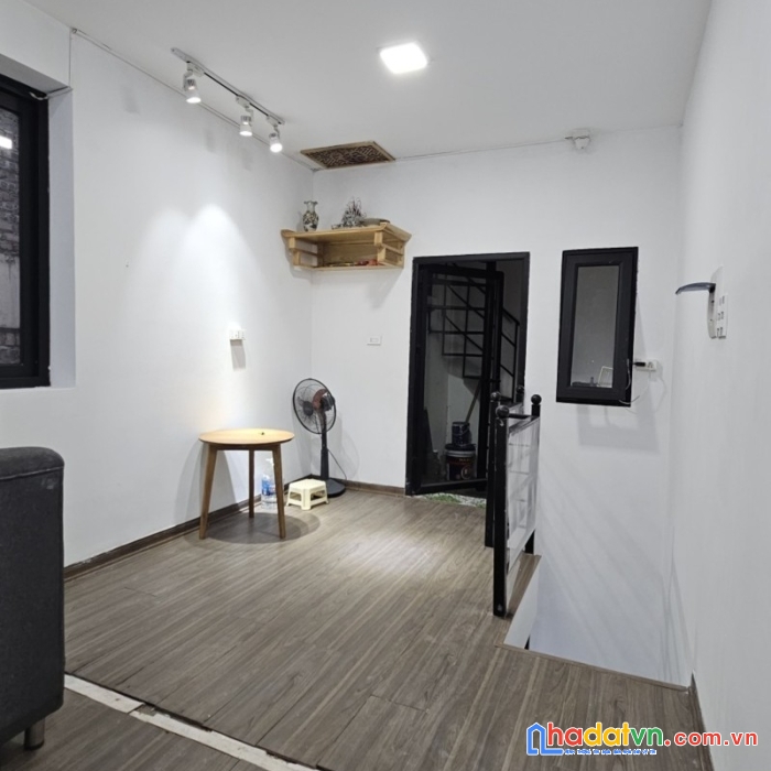 Bán nhà nguyên lương bằng dt 45m2 x 5 tầng, ngõ nông, gần phố,  gần ô tô, 5 tỷ lh 0966037496