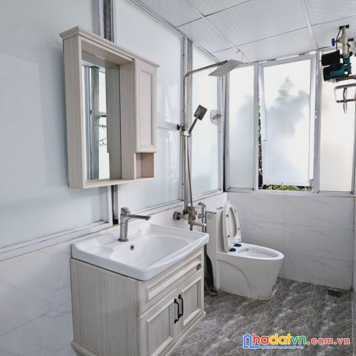 Bán nhà nguyên lương bằng dt 45m2 x 5 tầng, ngõ nông, gần phố,  gần ô tô, 5 tỷ lh 0966037496