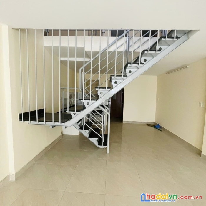 Giá mới chỉ còn 7.5 tỷ - nhà ngay đh hutech - 56m2 - 3 mặt tiền - hẻm 6m