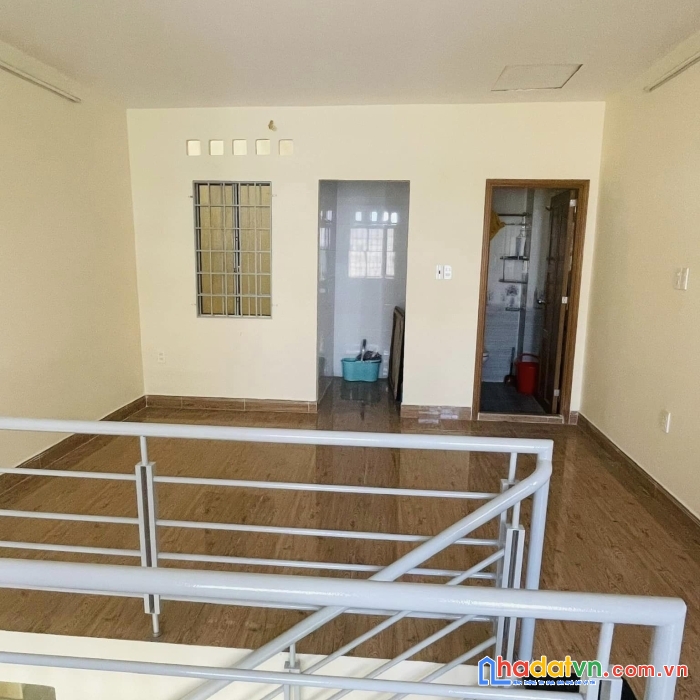 Giá mới chỉ còn 7.5 tỷ - nhà ngay đh hutech - 56m2 - 3 mặt tiền - hẻm 6m