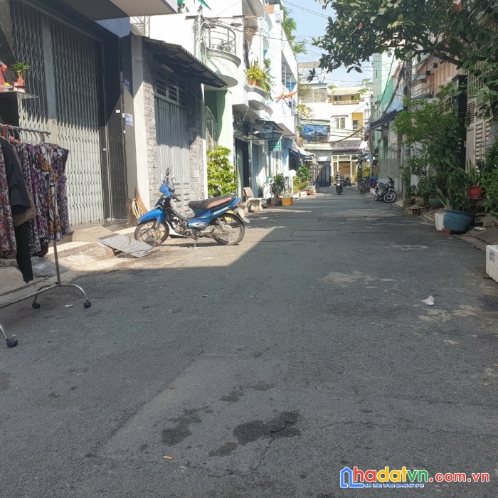 Tân phú nhỉnh 80 triệu / m2 . nhà tô hiệu . hẻm rộng 6m . 63m2 . ô tô ngủ trong nhà .
