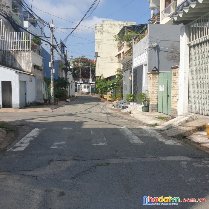 Tân phú nhỉnh 80 triệu / m2 . nhà tô hiệu . hẻm rộng 6m . 63m2 . ô tô ngủ trong nhà .
