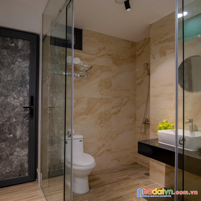 Sát mặt tiền phan đăng lưu p7 q.pn 5 tấm có thang máy full nội thất