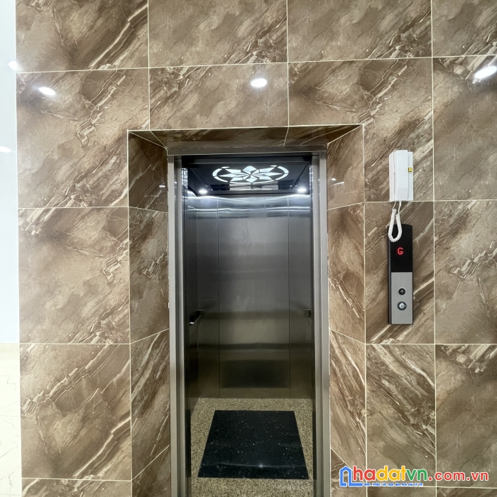 Sát mặt tiền phan đăng lưu p7 q.pn 5 tấm có thang máy full nội thất