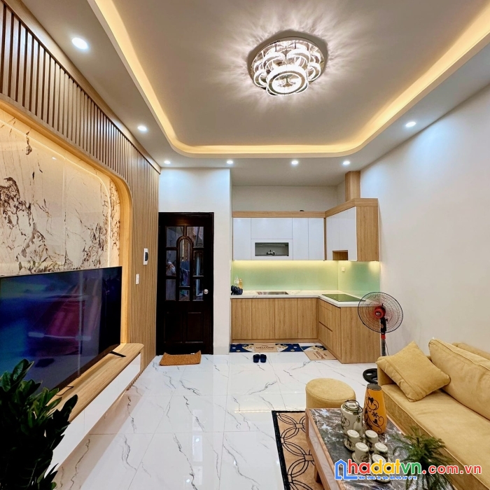 Nhà đẹp phố lò đúc 30m ra mặt phố dt:33m2 4 tầng mt:4.3m 3 phòng ngủ + fun nội thất khách về ở