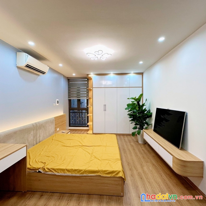 Nhà đẹp phố lò đúc 30m ra mặt phố dt:33m2 4 tầng mt:4.3m 3 phòng ngủ + fun nội thất khách về ở