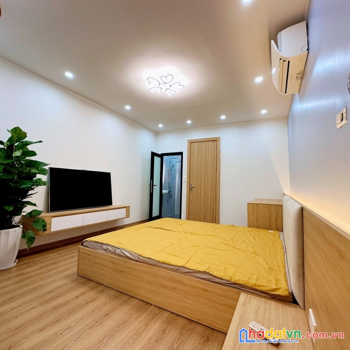 Nhà đẹp phố lò đúc 30m ra mặt phố dt:33m2 4 tầng mt:4.3m 3 phòng ngủ + fun nội thất khách về ở