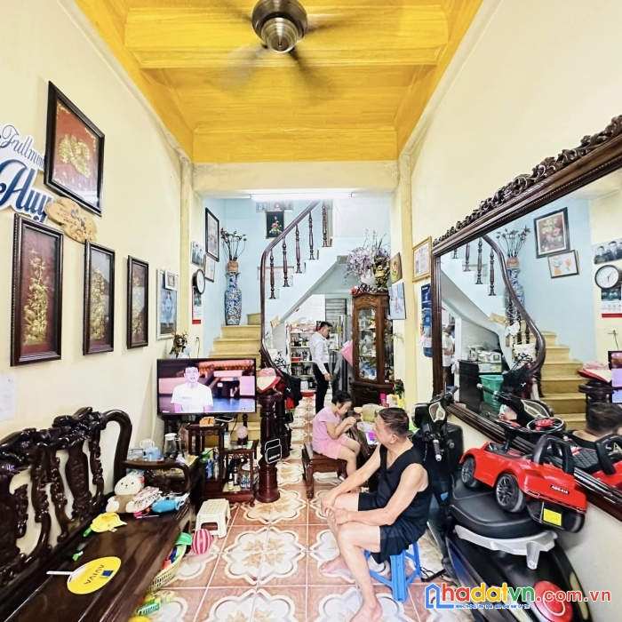 Ô tô đỗ cửa - vị trí đẹp - 4 tầng - gần phố - hàng hiếm

bán nhà ngõ 213 giáp nhất 30m x 4 tầng
