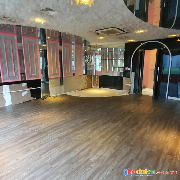 Cho thuê nhà mặt phố đê la thành - đống đa 60m2, 6 tầng thang máy,ô to tránh, kinh doanh,