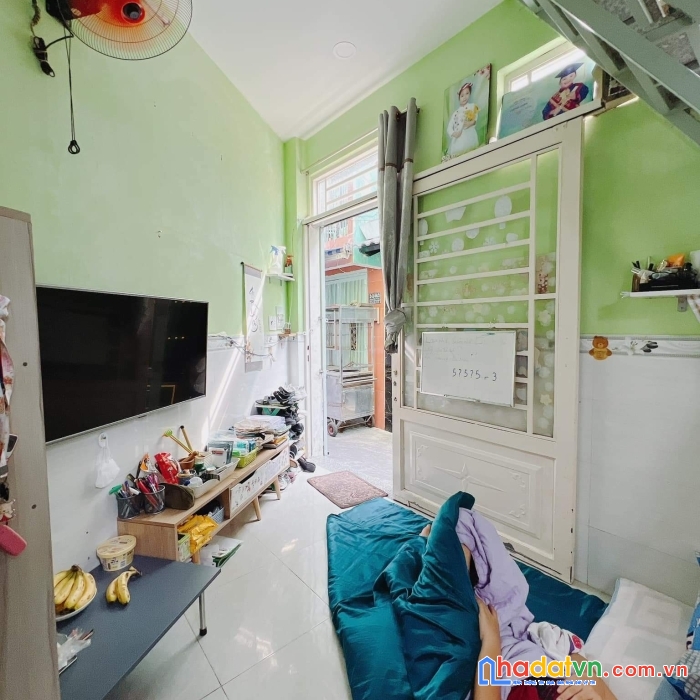 Bán nhà rẻ đẹp hoàng diệu q4 đúc 3 tấm cách q1 - 200 m 
có 1,8 tỷ hơn- 2 phòng ngũ 3 vwc
