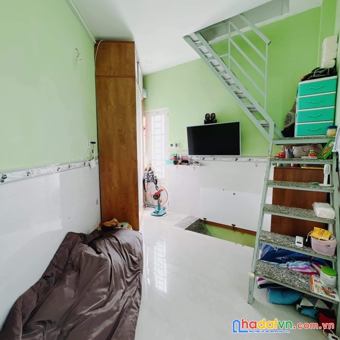 Bán nhà rẻ đẹp hoàng diệu q4 đúc 3 tấm cách q1 - 200 m 
có 1,8 tỷ hơn- 2 phòng ngũ 3 vwc