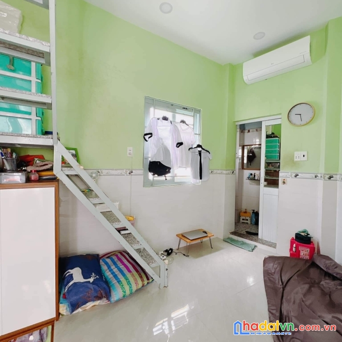 Bán nhà rẻ đẹp hoàng diệu q4 đúc 3 tấm cách q1 - 200 m 
có 1,8 tỷ hơn- 2 phòng ngũ 3 vwc