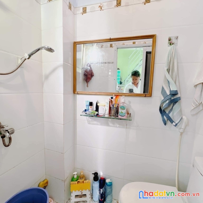 Bán nhà rẻ đẹp hoàng diệu q4 đúc 3 tấm cách q1 - 200 m 
có 1,8 tỷ hơn- 2 phòng ngũ 3 vwc