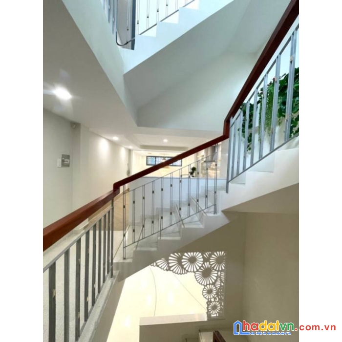 Cho thuê nhà mới mặt tiền ngay ngô gia tự, p3, q10.