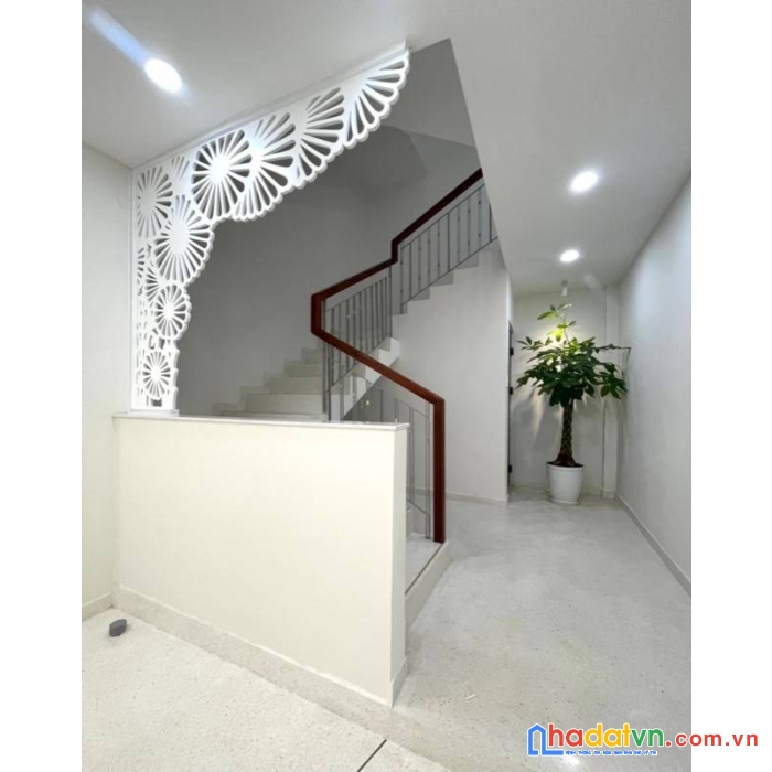 Cho thuê nhà mới mặt tiền ngay ngô gia tự, p3, q10.