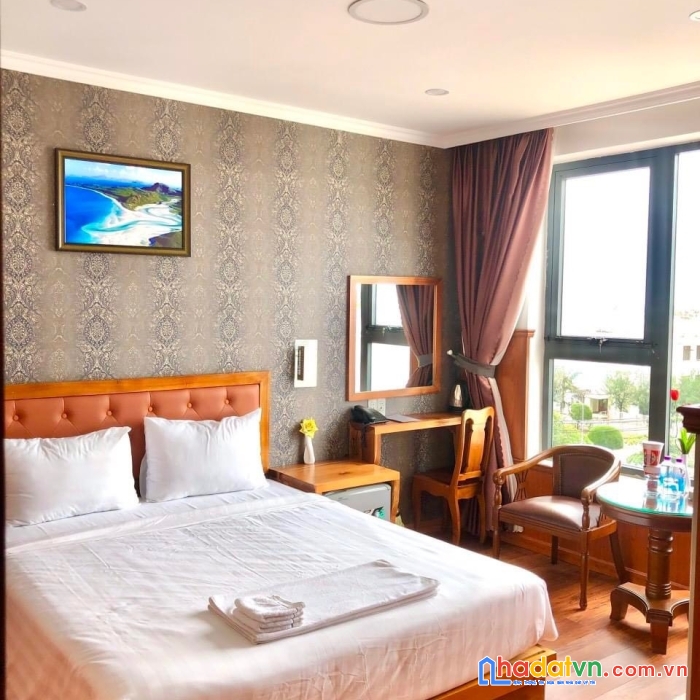 Xuất ngoại bán khách sạn mặt tiền trần phú, 10x20 210m2 đang kinh doanh, bãi tắm biển, chợ đêm 500m