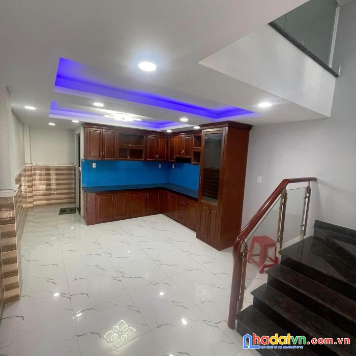 Chủ giảm sâu hơn nửa tỷ.huỳnh tấn phát,phường phú thuận q7
hẻm 6m.4 tầng.