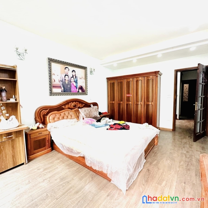 Bán nhà ngõ 97 văn cao. ô tô đỗ sát cửa. 45m2 4 ngủ rộng. nhiều cửa sổ. rẻ như cho 5.85 tỷ