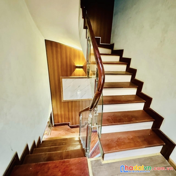 Bán nhà ngõ 97 văn cao. ô tô đỗ sát cửa. 45m2 4 ngủ rộng. nhiều cửa sổ. rẻ như cho 5.85 tỷ