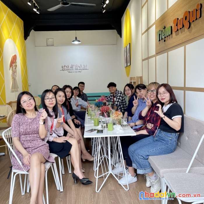 Do công việc vợ chồng em làm không có thời gian quản lí quán vì vậy em muốn nhượng lại cửa hàng